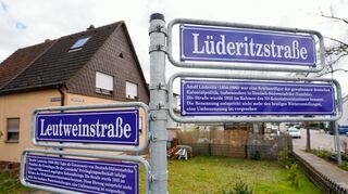 Schilder „Leutweinstraße“ und „Lüderitzstraße“ sowie Erläuterungen zu den Namensgebern Theodor Leutwein und Adolf Lüderitz in Rheinau.