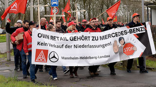 Beschäftigte der Mercedes-Benz-Niederlassung Mannheim demonstrieren gegen den geplanten Verkauf der Autohäuser.