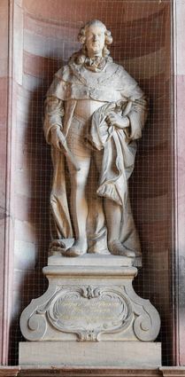 Hier gibt es am 15. Dezember einen Gedenkgottesdienst: in der Jesuitenkirche, wo ein Denkmal für Carl Theodor in der rechten Eingangsnische steht.
