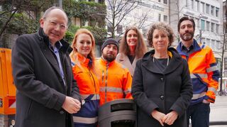 OB Christian Specht (l.), Erste Bürgermeisterin Diana Pretzell (2. v. r.) und Leiterin Stadtraumservice Alexandra Kriegel (hinten) mit Kollegen.