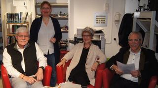 Hans-Walter Voigt (v. l.) mit Christine Kanold, Bettina Franke und Manfred Klenk bei der Lesung in der Stadtbücherei.