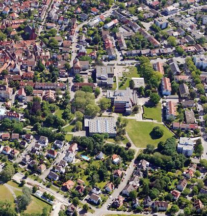 Eine Mensa für den Schulcampus (Bildmitte mit Werkrealschule Unterer Neckar, Merian-Realschule und Carl-Benz-Gymnasium) bleibt für den Gesamtelternbeirat eines der wichtigsten Projekte. Schnell umgesetzt wird es aber wohl nicht.