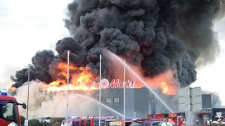 Die Flammen in der Pfalzgraf-Otto-Straße waren am Montagnachmittag deutlich sichtbar