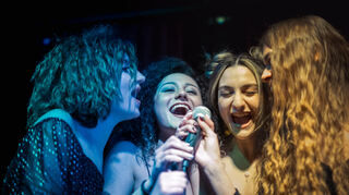 Ihr wollt euch mal so richtig die Seele aus dem Leib singen? Das geht im Queeren Zentrum in Mannheim am Freitag.