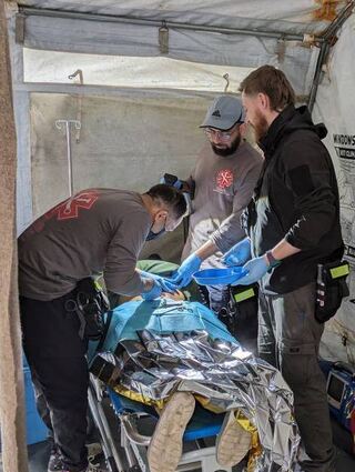 Das Team von CADUS verarztet einen verletzten Palästinenser.