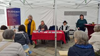 Die Erzählrunde mit Michaela Mann (v. l.), Lena Dieter, Merâl Candan Durakçay und Annick Benz auf dem Apostelplatz stieß auf großes Interesse.