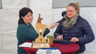 Annick Benz (l.) spricht mit Lena Dieter über deren Erfolge als Para-Triathletin und ihr Studium an der Universität Mannheim.