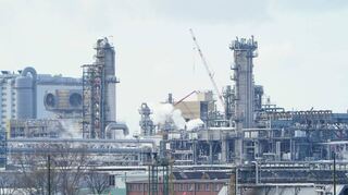 Die Produktionsanlagen der BASF in Ludwigshafen sollen künftig vermehrt mit grünem Strom statt Öl und Gas betrieben werden.