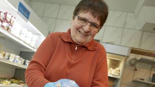 Beate Horlé bedient eine Kundin in der Bürstädter Tafel, die zurzeit 501 Menschen mit Lebensmitteln versorgt.