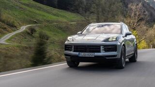 Die Front des im slowakischen Bratislava produzierten Sport-SUV wirkt nach der Überarbeitung noch athletischer.