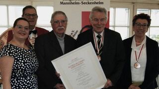 Übergabe des Alfred-Blümmel-Ehrenordens an Winfried Trinkaus (2.v.r): Daniela Petzinger (v.l.), Andreas Eder, Meinrad Blümmel und Ulrike Bühler.