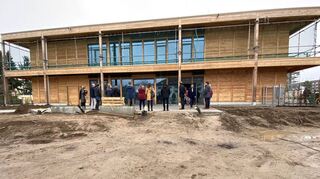 Die BBS-Aufsichtsrat-Rundfahrt führte unter anderem in die Spinelli-Grundschule, die im September eröffnet werden soll. Der Baustoff Holz dominiert außen und innen.