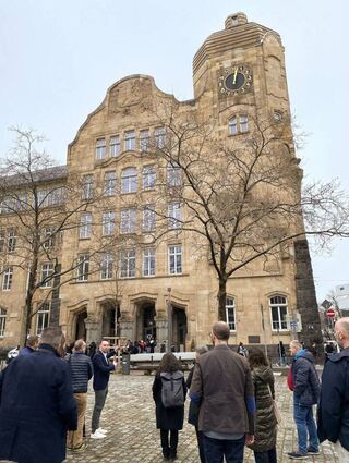 Die BBS-Aufsichtsrat-Rundfahrt führte unter anderem in die Friedrich-List-Schule. Hier das denkmalgeschützte Gebäude von außen.