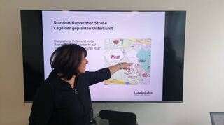 Bei einem Pressetermin zeigte Oberbürgermeisterin Jutta Steinruck den geplanten Standort für eine Asylunterkunft in der Bayreuther Straße.