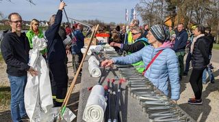 Es hat sich auch 2023 wieder gelohnt aufzuräumen. Am Neckartresen decken sich Clean-Up-Teilnehmende stets mit Greifzangen und Mülltüten ein.