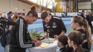 In einem außergewöhnlichen Rahmen empfing die MTG Mannheim Yemisi Ogunleye und Simon Batz, die bei der Hallen-WM in Glasgow herausragende Erfolge feierten. Die Stars von morgen standen für Autogramme an.