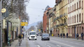 Die Mittermaierstraße (hier mit Blick nach Norden) bleibt erst einmal so: Der Verkehrsversuch ist vertagt, der Autoverkehr wird nicht um eine Fahrspur enger.