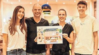 Diese schön illustrierte Postkarte gibt es zum 70-jährigen Bestehen des Café-Konditorei Schlosser – wie man sieht ein echter Familienbetrieb.