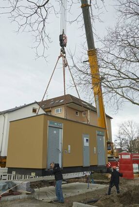 Ein Kran hat den Toilettencontainer am Freitag an seinen Platz gehievt.