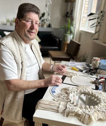 „Makrameeopa“ Manfred in seinem Element. Entstehen soll ein Spiegel, wie im Bildvordergrund zu sehen.