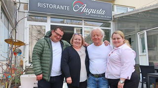 Giovanni Scurti mit seiner Frau Marianne (Mitte) und seinen beiden Kindern Gianluca und Luana.