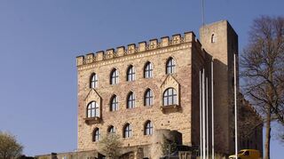 Auf dem Gelände der ehemaligen „Keschdeburg“ errichtet, gilt das Hambacher Schloss als Wiege der deutschen Demokratie.