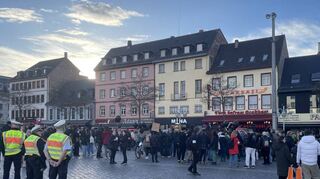 Das Anti-Konflikt-Team der Polizei (li.) und die Teilnehmer bei der Kundgebung zum Gedenken an Ante P. am Internationalen Tag gegen Polizeigewalt.