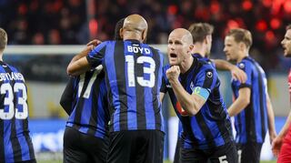 Erlösung nach dem 1:0 gegen Bielefeld: Die Waldhöfer Marcel Seegert (r.), Terrence Boyd und Samuel Abifade (verdeckt).
