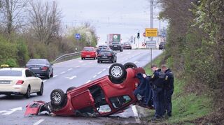 Verkehrsunfall auf der B38a. Ein Fahrzeug hat sich überschlagen.