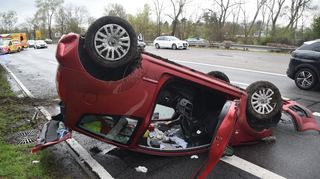 Das Fahrzeug blieb nach dem Unfall auf dem Dach liegen.