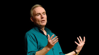 „Die Nachricht wurde gelöscht“: Johann König bringt den Musensaal des Rosengartens mit seinem trockenen Humor zum Lachen.