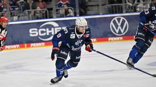 Im Angriffsmodus: Leon Gawanke (Mitte) möchte mit den Adler Mannheim ins Play-off-Halbfinale einziehen.