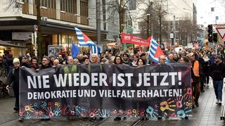 Demonstationszug auf dem Weg vom Paradeplatz zum Alten Meßplatz.