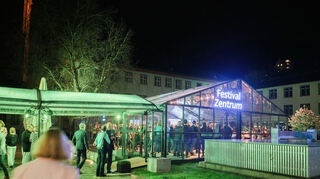 Anlaufpunkt zwischen den Events: das provisorische Festivalzentrum im Innenhof der neuen Universität.
