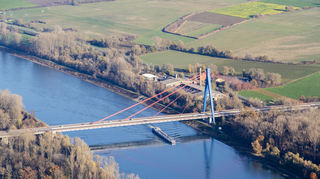 Blick auf die Rheinbrücke Speyer, über die die A 61 führt.