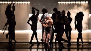Aktuelles Tanztheater aus Brasilien: Szene aus dem Gastspiel des Balé da CIdade de Sao Paulo im Pfalzbau in Ludwigshafen.