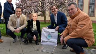 Bürgermeister Proffen, Roswitha Henz-Best, Karl-Heinz Frings und Egon Manz (v.l.) mit der neuen Bronzeplatte auf der „Kurpfälzer Meile der Innovationen“.