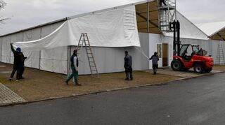 Die Giebelplane wird eingezogen: Arbeiter beim Zeltaufbau auf dem Maimarktgelände. Dieses Jahr sind es wieder mehr Zelte – aber teils andere.