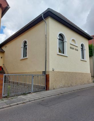 Die Theatermacherin Anja Kleinhans möchte den Verkauf der ehemaligen Synagoge verhindern.