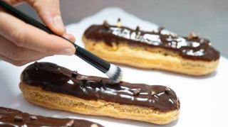 Feinste Handarbeit: Éclair au Chocolat.