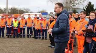 Erster Stadtrat Jörg Scheidel freute sich bei seiner Begrüßung, dass sich wieder zahlreiche Viernheimer am Frühjahrsputz beteiligen.