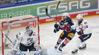 Zach Boychuk (Eisbaeren Berlin), Torwart Arno Tiefensee (Adler Mannheim) und Jordan Szwarz (Adler Mannheim) beim Play-off-Viertelfinale.