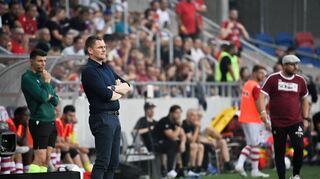 Der neue Waldhof-Co-Trainer Michael Boris (li.) bei den Play-offs der Conference League mit dem ungarischen Erstligisten Fehérvár in Köln.