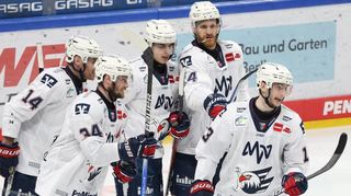 Gemeinsam: Die Adler Mannheim haben Spiel eins der Play-off-Viertelfinalserie gegen die Eisbären Berlin überraschend deutlich gestaltet. Angeführt wurden sie dabei von Jordan Szwarz, Tom Kühnhackl (v.l.) und Stefan Loibl (rechts).