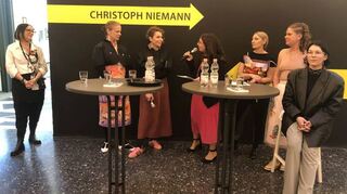 (v.l.): Mandy van den Bosch Macri, Regine Maier, Annette Mueck, Nicoletta Prevete, Bianca von der Heyde, Miriam Vogt und Hannah Kühn im Kunstverein.