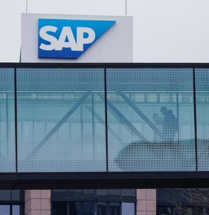 Beschäftigte von SAP laufen in Walldorf durch einen Verbindungsgang.