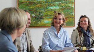 Anja Ruppert-Keller (M.) stellt im Zimmer von Oberbürgermeisterin Stefanie Seiler das Programm der Frühjahrsmesse vor.