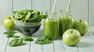 Grüne Power im Glas: Die natürliche Nährstoffbombe für Sportler und Gesundheitsbewusste.