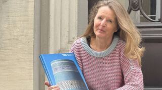 Tamara von Rechenberg mit ihrem gerade erschienen Bildband „Usbekistan – Zauber der Seidenstraße“.