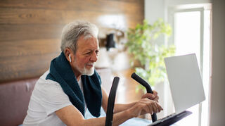 Fitness im Wohlfühlambiente: Cozy Cardio mit Musik, Kerzen oder der Lieblingssendung.